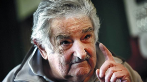 "¡Prepárate bien la emigración, hijo!", parece decir este buen señor. Y tiene toda la razón del mundo.
