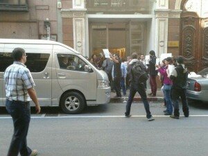 Que esta gente tenga que soportar diez minutos de recriminaciones a pie firme, no tiene precio. 